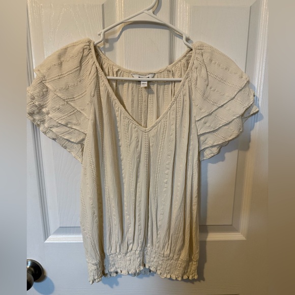 Express Tops - Express Ivory Flutter Sleeve Women’s Top Size Small with Embroidered Detail